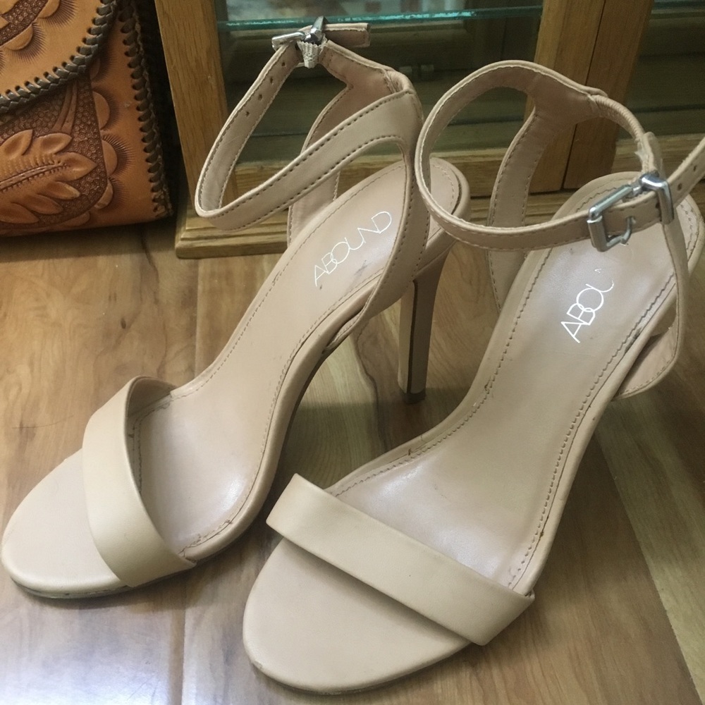 Nude Heels 👠